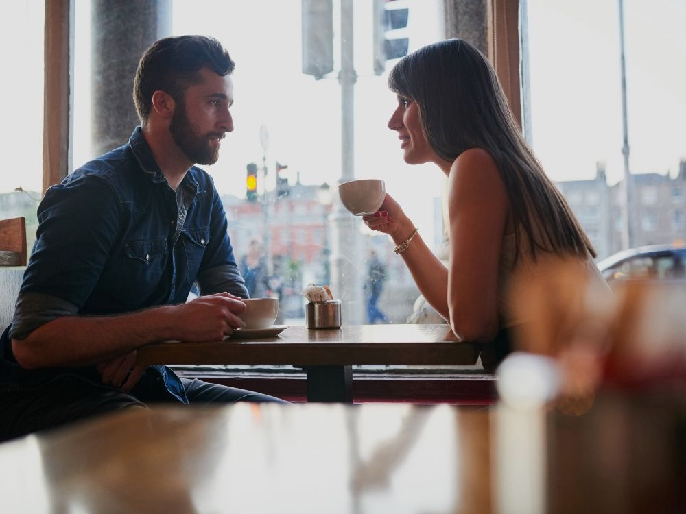 Um casal conversando sobre a possibilidade de reconquistar o amor, durante um encontro em um café